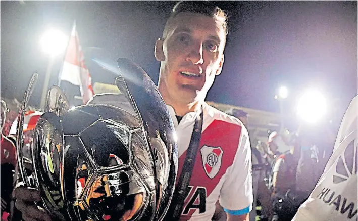  ?? TELAM ?? Toda para él. Franco Armani con la Supercopa y la camiseta de banda roja, poco después del triunfo ante Boca. Luego, el arquero tuvo una larga charla con Clarín.