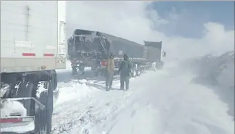  ??  ?? Cerca de la localidad chilena de San Pedro, en la frontera con Argentina, están varados decenas de camioneros paraguayos.