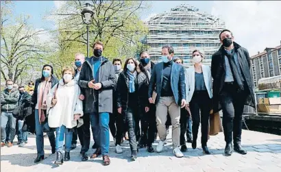  ?? THOMAS SAMSON / AFP ?? Els líders de l’esquerra (al centre, l’alcaldessa Anne Hidalgo) després de la seva reunió a París