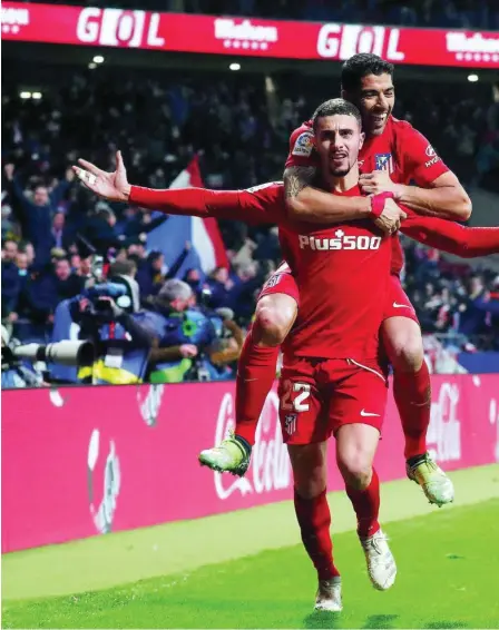  ?? ?? Mario Hermoso y Suárez celebran el gol del triunfo rojiblanco