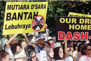  ??  ?? Listen up: Residents holding placards at the protest against the proposed highway.