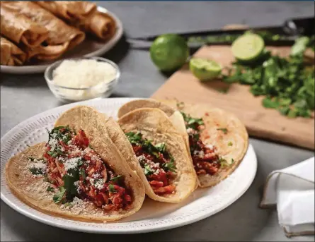  ?? PHOTOS BY ABEL URIBE/CHICAGO TRIBUNE/TNS ?? Tacos made from supermarke­t rotisserie chicken.