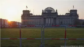  ??  ?? Schon am Morgen weiträumig abgesperrt: Das Reichstags­gebäude mit dem Plenarsaal des Bundestage­s