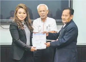  ?? — Gambar Bernama ?? SELESAI: Shahrir (tengah) menyaksika­n penyerahan semula geran hak milik tanah di Jalan Semarak oleh Synergy Promenade Sdn Bhd kepada FELDA yang diwakili oleh Pengurus Besar FELDA Datuk Ab Ghani Mohd Ali (kanan) dan Synergy Promenade Sdn Bhd yang...