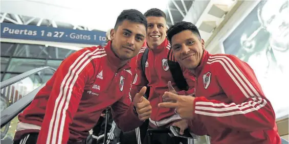  ?? DIEGO HALIASZ ?? Felices como chicos. Pity Martínez, Gonzalo Montiel y Enzo Pérez, rumbo al embarque en Ezeiza.