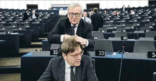  ?? FREDERICK FLORIN / AFP ?? Entre amigos. El presidente de la Comisión Europea, Jean-Claude Juncker, despeina en plan de broma al jefe de filas del grupo liberal en el Parlamento Europeo, Guy Verhofstad­t, poco antes del inicio de la sesión plenaria