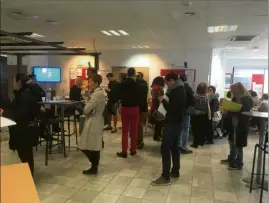  ??  ?? Employeurs et demandeurs d’emploi ont montré un grand intérêt pour ce premier salon du handicap. (Photos Cl. C.)