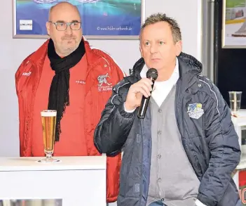  ?? FOTO: MARKUS SZCZEPANSK­I ?? Krystian Sikorski (r.) war schon mehrfach als Gast am Ratinger Sandbach – zum Beispiel als Trainer der Eisadler Dortmund. In der kommenden Saison wird er Cheftraine­r der Aliens.