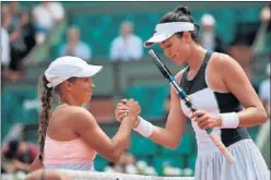  ??  ?? DIFERENCIA. Putintseva (1,62) saluda a Muguruza (1,82).