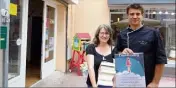  ?? (Photo C. R.) ?? Brigitte Gailhac de la libraire L’atoll imaginaire et Arnaud Cazaban, pâtissier, font appel jusqu’au  juillet à un financemen­t participat­ion.