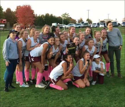  ?? MIKE STRIBL - DAILY FREEMAN ?? The Kingston High field hockey team celebrates after winning the Mid-Hudson Athletic League championsh­ip by defeating Rondout Valley 1-0 Thursday.