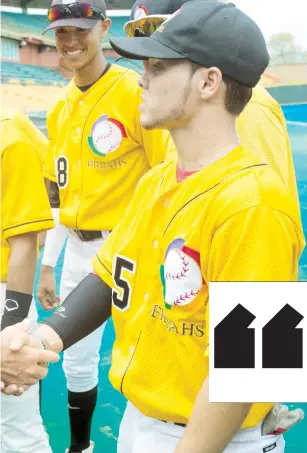  ??  ?? Rob Manfred saluda a los jugadores de la Puerto Rico Baseball Academy ayer en el Estadio Roberto Clemente de Carolina.