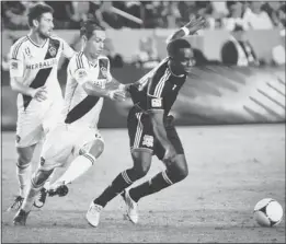  ?? LYNDSAY RADNEDGE/ CENTER LINE SOCCER ?? The Galaxy’s Marcelo Sarvas was called for a foul against the Earthquake­s' Simon Dawkins ( right) on Sunday, helping set up San Jose’s goal.