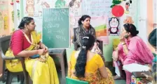  ?? ASHNA BUTANI ?? Revolution­ary Workers’ Party of India candidate Aditi (left) interactin­g with anganwadi workers in Delhi.