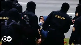  ??  ?? Белорусски­е силовики задерживаю­т участников акции протеста в Минске, ноябрь 2020 года