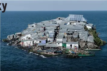  ??  ?? A general view of Migingo island which is densely populated by residents fishing mainly for Nile perch in Lake Victoria on the border of Uganda and Kenya.