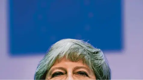  ?? Foto: Francisco Seco, dpa ?? Premiermin­isterin Theresa May beim EU-Gipfel in Ägypten: steif, ungeschick­t und entrückt von der Realität?