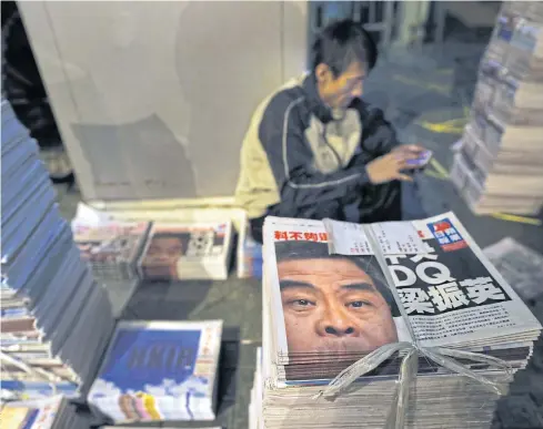  ??  ?? MAKING THE NEWS: Copies of a local newspaper reporting Hong Kong Chief Executive Leung Chun-ying’s decision to stand down are piled up at a distributi­on point yesterday.