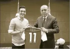  ?? REUTERS ?? Turkey’s President Recep Tayyip Erdogan with German midfielder Mesut Özil in London, May 13. The meeting sparked an enormous controvers­y in Germany.