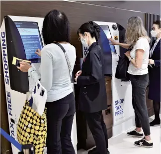  ?? Yomiuri Shimbun file photo ?? Foreign customers go through tax-free procedures at the Takashimay­a Shinjuku department store in Shibuya Ward, Tokyo.