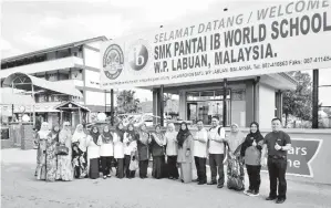  ??  ?? PEGAWAI-pegawai SISC+ Negeri Terengganu &amp; WP Labuan bersama barisan pentadbir dan guru-guru di SMK Pantai IB World School.