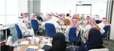  ??  ?? مشاركون في ورشة العمل لبحث دعم التوطين. (عكاظ)