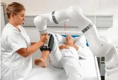  ?? Foto: Kuka AG ?? Die dänische Firma Life Science Robotics setzt bei einem Rehabilita­tionsgerät namens „Robert“auf den Kuka-Leichtbau-Roboter LBR Med.