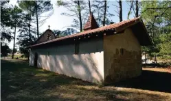  ??  ?? La chapelle templière de Maa, étape sur les chemins de Saint-Jacques.