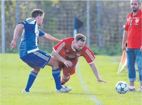  ?? FOTO: THOMAS WARNACK ?? Zweikampf zwischen Thomas Linseis vom FC Krauchenwi­es/Hausen II (rechts) und Albert Münch (links) vom FC Inzigkofen/Vilsingen/Engelswies 99. Am Ende entscheide­t die in rot gekleidete Heimelf die Partie für sich.