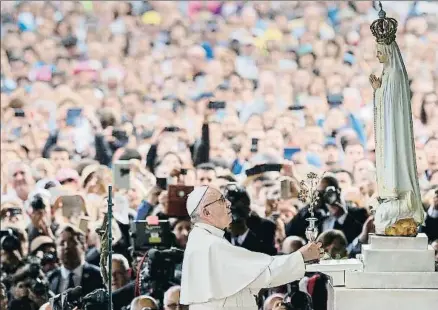  ?? POOL / REUTERS ?? El papa Francisco, ofreciendo ayer a la Virgen de Fátima una rosa dorada