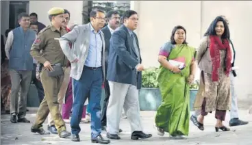  ?? SONU MEHTA/HT PHOTO ?? Members of the Delhi IAS officers associatio­n coming out after meeting LG Anil Baijal on Tuesday.