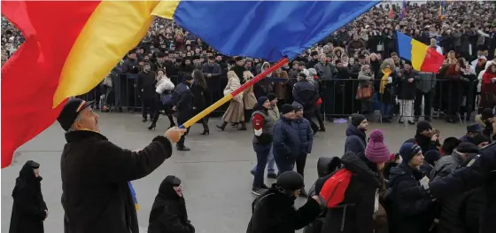  ?? FOTO: TT-AP/VADIM GHIRDA ?? Den rumänska flaggan vajar vid invigninge­n av en ny katedral i huvudstade­n Bukarest.