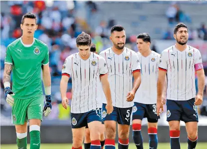  ??  ?? Los jugadores de Chivas al nal del partido contra Lobos BUAP