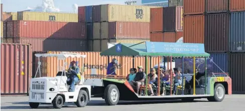  ?? FOTO: EL DEBATE ?? > Turistas conociendo los cargamento­s de exportació­n en Mazatlán.