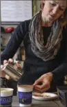 ?? GARY YOKOYAMA, THE HAMILTON SPECTATOR ?? Relay Coffee Roasters co-owner Rachel Hofing uses a froth stencil.
