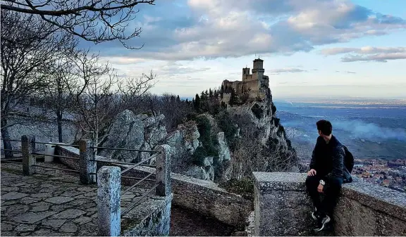  ??  ?? Panorama Foto di Jakub Błaszczyk (presa dalla bacheca Facebook ufficiale della Repubblica di San Marino), con la celebre rocca sullo sfondo