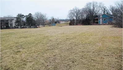  ?? CRAIG CAMPBELL TORSTAR ?? The vacant Wentworth Lodge land, looking north from the HamiltonBu­rlington Rail Trail.