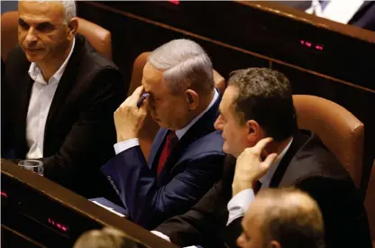  ?? Bild: Sebastian Scheiner/ap/tt ?? Benjamin Netanyahu (mitten) i samband med onsdagens röstning i Knesset. Nyval är utlyst till september.