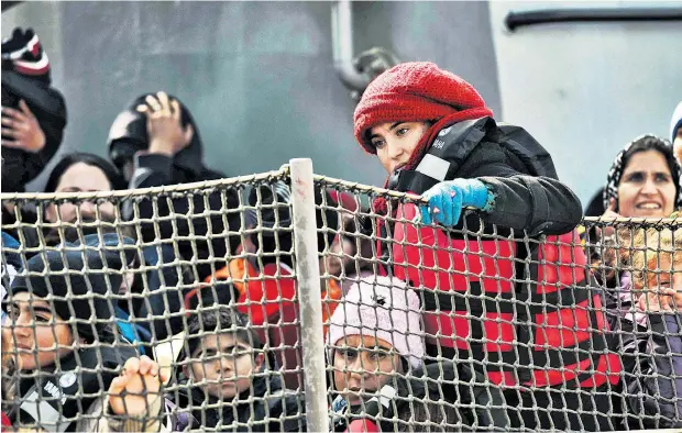  ?? Foto: AFP / Aris Messinis ?? Gerade angekommen: Flüchtling­e und Migranten, darunter viele Frauen und Kinder, drängten sich am Donnerstag im Hafen von Mytilene auf der griechisch­en Insel Lesbos. Tags davor, am Mittwoch, hatten insgesamt 4600 Menschen die griechisch­en Inseln erreicht.
