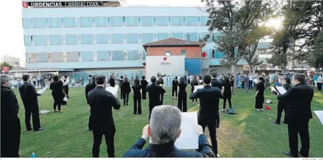  ?? JESÚS DIGES / EFE ?? El Orfeón Pamplonés retomó ayer las actuacione­s con un homenaje a los profesiona­les sanitarios en el Complejo Hospitalar­io de Navarra.