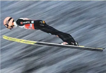  ?? FOTO: CHRISTOF STACHE/AFP ?? Springt bislang die Saison seines Lebens: Pius Paschke, hier bei der Qualifikat­ion in Oberstdorf.
