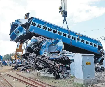  ?? CHAHATRAM/HT ?? Rescue personnel remove mangled coaches of the Utkal Express in Khatauli near Muzaffarna­gar on Sunday.