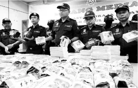  ??  ?? Kedah Customs Department deputy director-general Datuk Zulkifli Yahya (third left) with the seized drugs worth about RM18.3 million at the department’s office yesterday. - Bernama photo