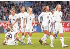  ?? FOTO: DPA ?? Torschützi­n Svenja Huth (l. unten) feiert mit ihren Teamkolleg­innen das Tor zum entscheide­nden 2:0.