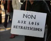  ??  ?? « Non à la misère des vieux et la galère des jeunes », disent les manifestan­ts.