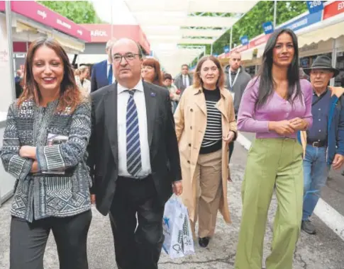  ?? // EP ?? En la recta final de la campaña electoral, cargos como la concejal Levy (PP), el ministro Iceta (PSOE), la consejera Rivera (independie­nte) y la vicealcald­esa Villacís (CS) conviviero­n durante la inauguraci­ón de la Feria