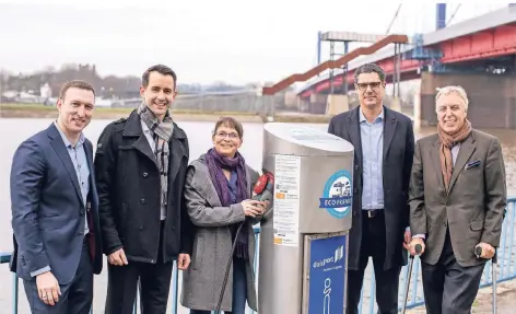  ?? RP-FOTO: CHRISTOPH REICHWEIN ?? Alexander Garbar, Magnus Espeloer, Yvonne Paraschkev­ov, Stefan von Dobschuetz und Erich Staake an der neuen Station am Leinpfad in Ruhrort. Wie man sieht, ist Erich Staake zurzeit auf Gehhilfen angewiesen. Schuld ist eine Knieverlet­zung.