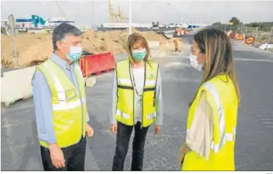  ?? M.G. ?? El alcalde de Palos, Carmelo Romero; la presidenta del Puerto, Pilar Miranda; y la delegada del Gobierno, Bella Verano.