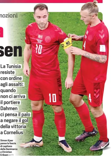  ?? GETTY ?? Simon Kjaer passa la fascia di capitano della Danimarca a Christian Eriksen