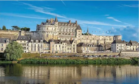  ?? | PHOTO : ADT TOURAINE – JC COUTAND ?? Le château royal d’Amboise surplomban­t la Loire.
